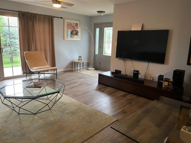 Building Photo - 1140 W 86th Pl