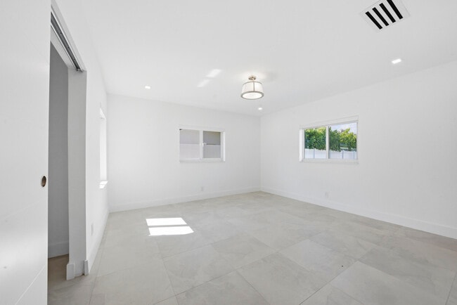 Building Photo - 2001 NE 17th Way