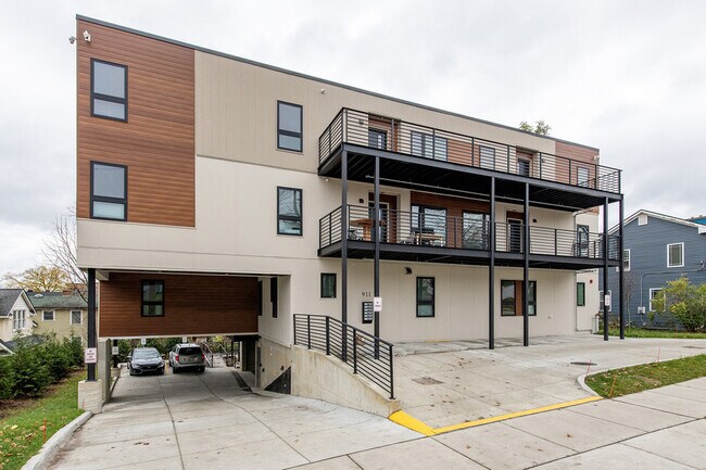 Building Photo - 911 S Main-911-301