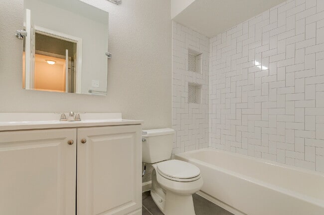 Building Photo - 2 BEDROOM/2 BATH FABULOUS LOCATION AT THE DESIRABLE ENERGY CORRIDOR