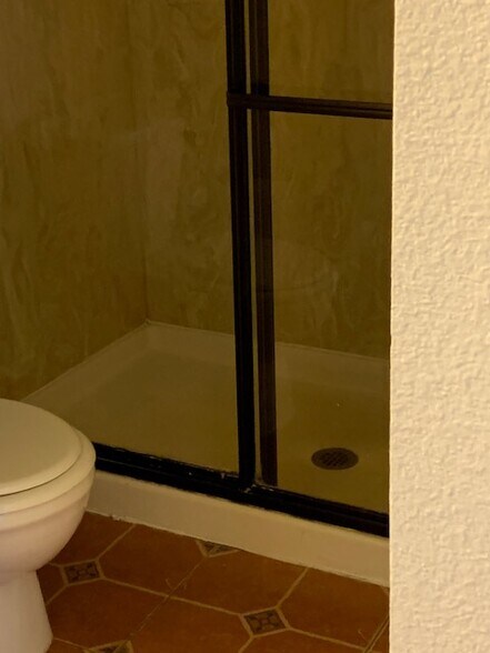 SHOWER 1 - 2425 Cranston Dr