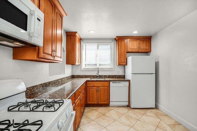 Building Photo - 3/1 Available Now Daly City