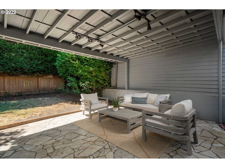 Covered Patio - 2605 NE 35th Ave