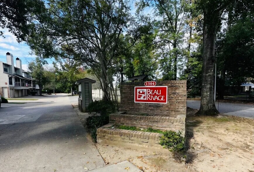 Building Photo - 1304 E Bayou Pky