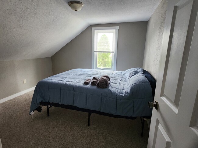 Building Photo - 810 4th Ave NW