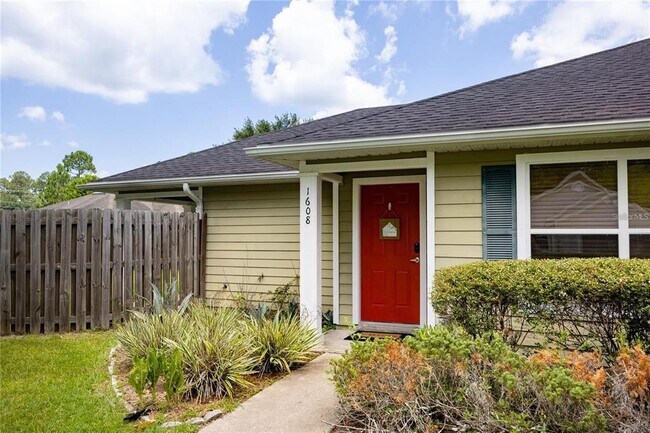 Building Photo - 1608 NE 45th Pl