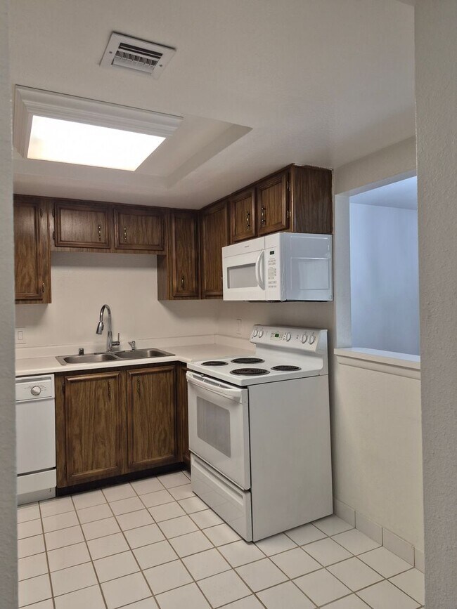 Building Photo - 925 Country Club Dr SE