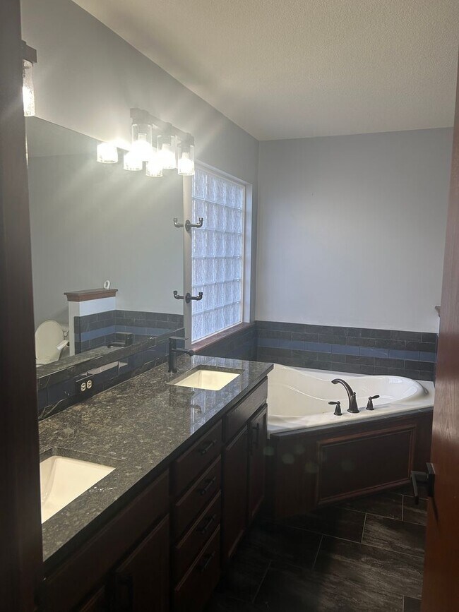 Building Photo - Updated 5 Bedroom , 3 Bath House in Derby Large back Yard