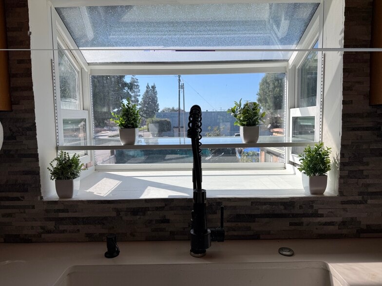 Building Photo - 7115 Somerset Blvd