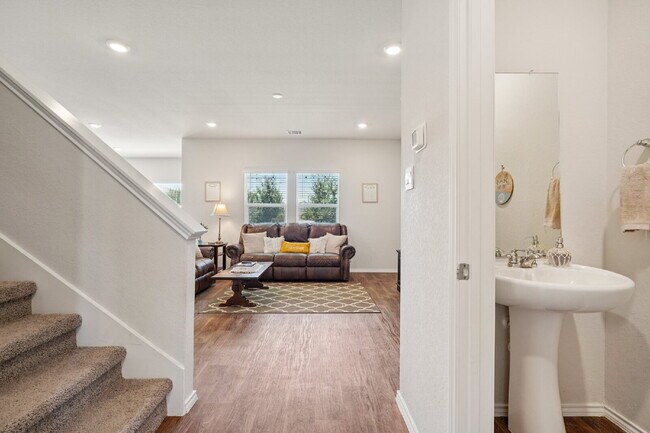 Building Photo - "Rent to Own this Charming 3-Bed Oasis with 18 month lease!*"