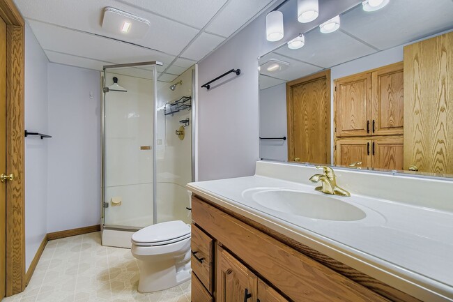 Building Photo - 815 Lakeview Dr