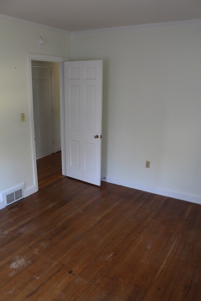 Building Photo - 3 Bed/2 Bath Home Right Next to Walker Gol...
