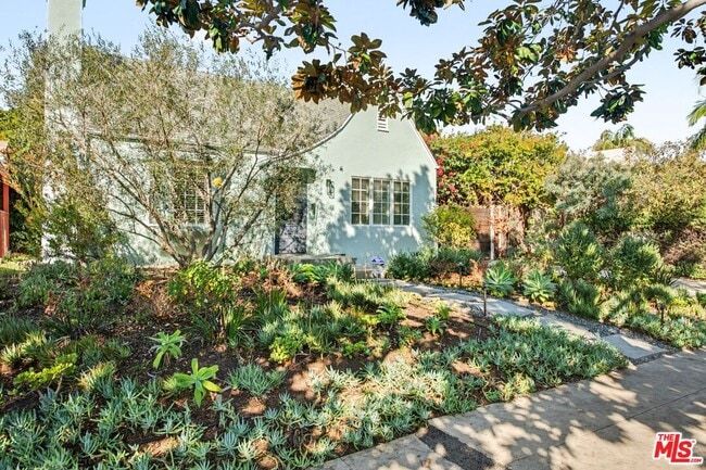 Building Photo - 10543 Almayo Ave