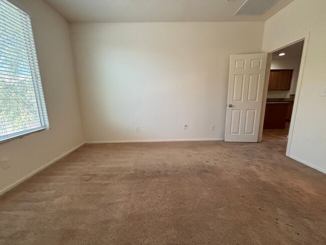 Building Photo - GUARD GATED 3 BED 2.5 BATH 2 CAR GARAGE TOWNHOUSE w/ 3 FLOORS