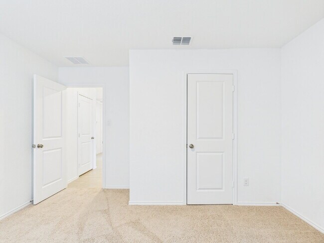 Building Photo - "Open-Concept Living in Fredericksburg"