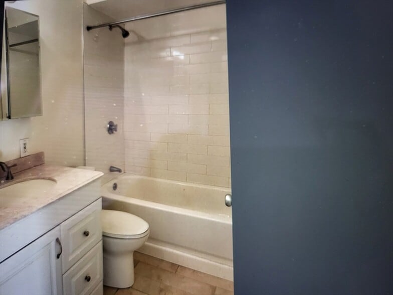 Building Photo - 77 Pond Ave