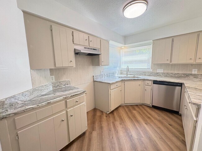 Building Photo - 208 Avon Ct