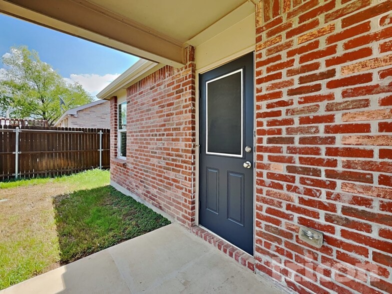 Building Photo - 6032 Fantail Dr