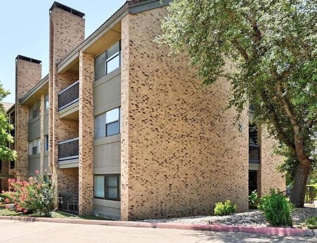 Building Photo - Stunning 3rd-floor corner unit condo in the desirable 78759 area!