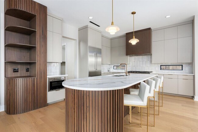 Building Photo - 13701 Montview Dr