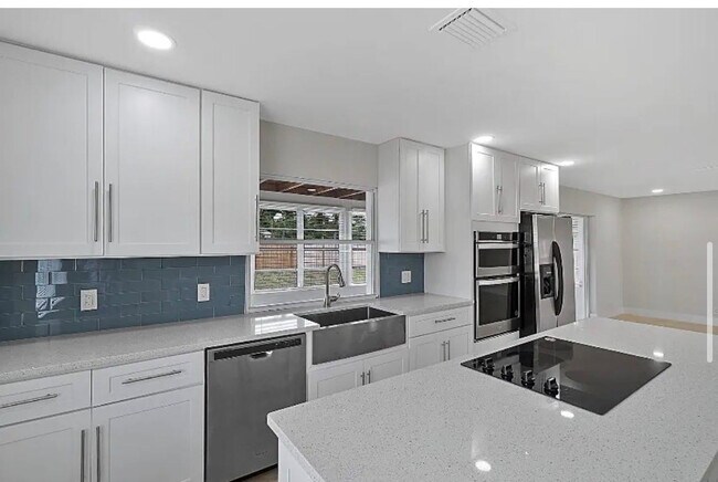 Building Photo - 219 SE 13th St