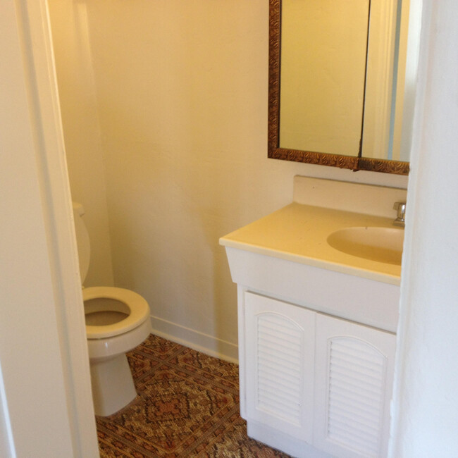 Half bath w/ prmary bdrm - 355 S Orlando Ave