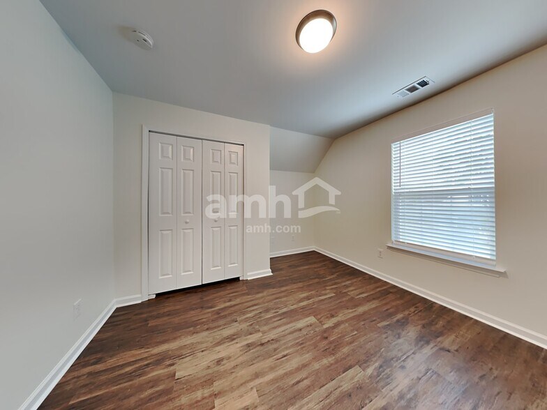 Building Photo - 144 Old Pond Cir