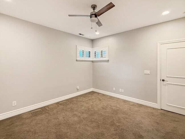 Building Photo - 1615 E Lakeview Way