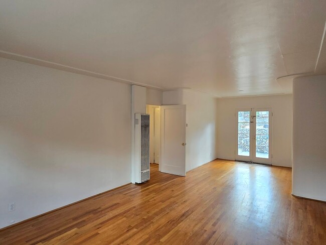 Building Photo - AVAILABLE NOW!!! 2 BEDROOM / 1 BATHROOM HO...