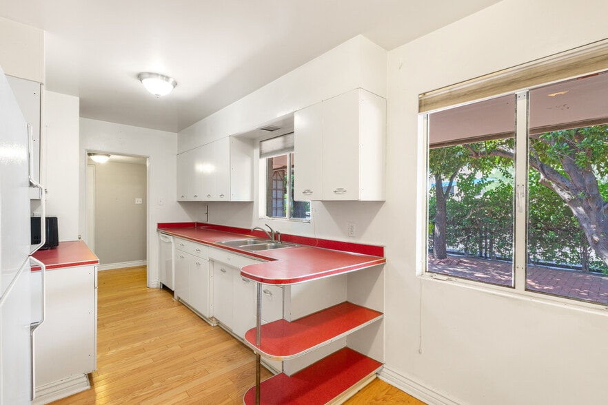 Kitchen - 543 W Coronado Rd