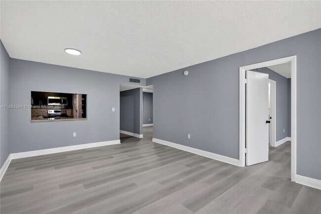 Building Photo - 10000 NW 80th Ct