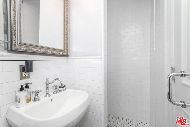 Building Photo - 1424 N Crescent Heights Blvd