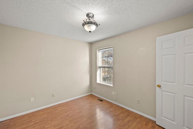 Building Photo - 977 Columbine Ave