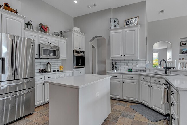 Building Photo - 105 Golden Rd