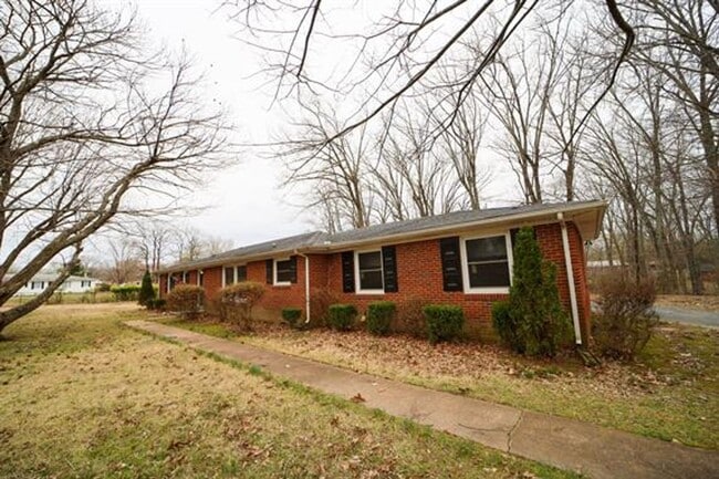 Building Photo - Charming Single-Story Home on a Spacious L...