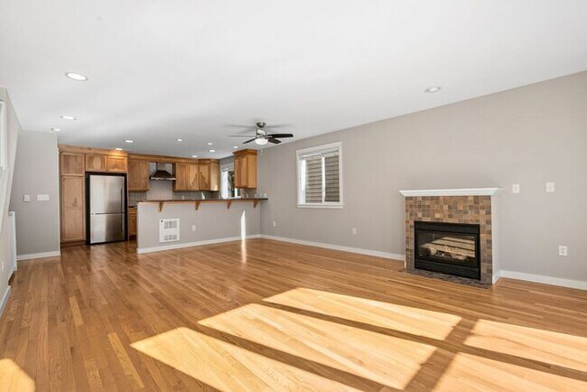 Building Photo - Immaculate Urban Townhome in Famed Alaska ...