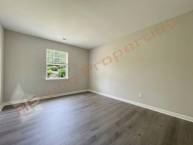 Building Photo - 601 Larchwood Dr