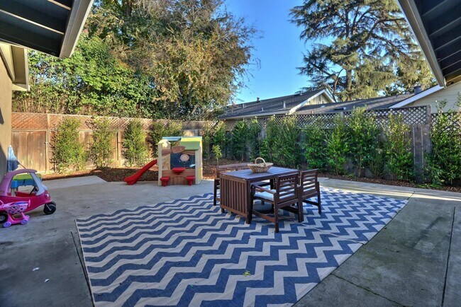 Building Photo - 870 E Empire St