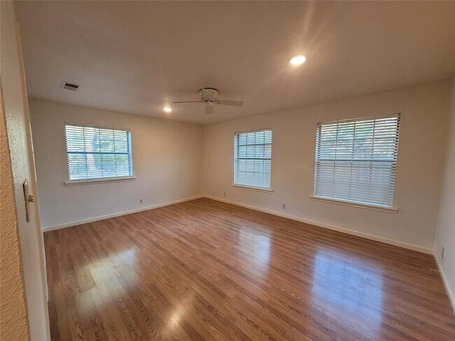 Building Photo - 306 E Anderson Ave