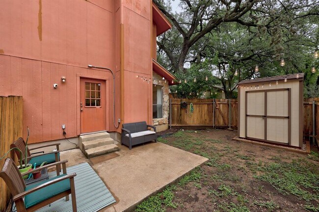 Building Photo - 9100 Mountain Ridge Dr