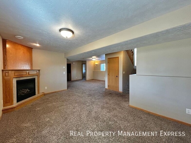 Building Photo - 7636 S Rose Crest Ct