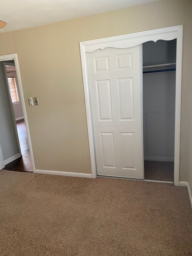 Building Photo - Contact Peggy Goodman 501 676 1758 or Heat...