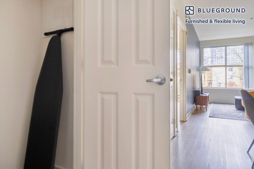 Building Photo - 11000 NE 10th St