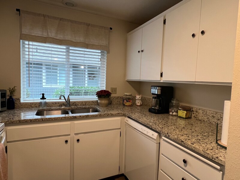 Building Photo - 376 Catron St N