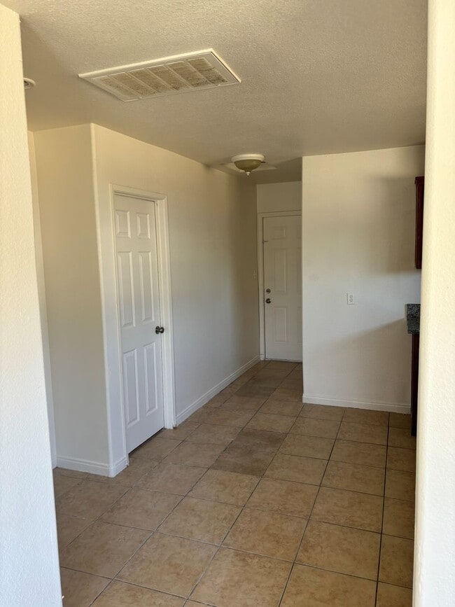 Building Photo - 2 Bd 1 Ba Home | Huge Lot in East Bakersfield
