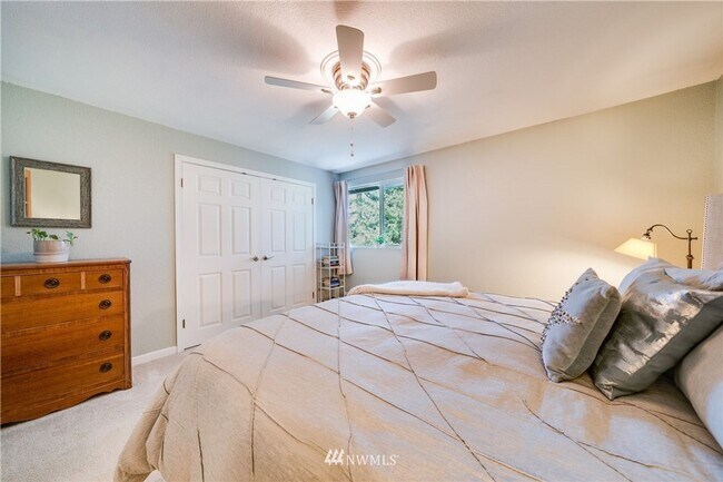 Building Photo - Beautifully Remodeled 2 bed/1.5 Bath Townh...