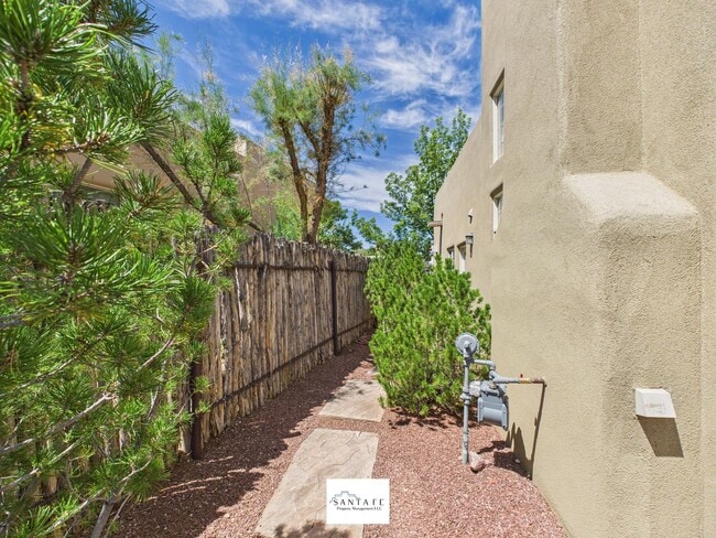 Building Photo - Two Story Home in Desirable Subdivision