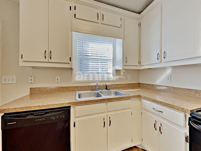 Building Photo - 5088 Memory Ln