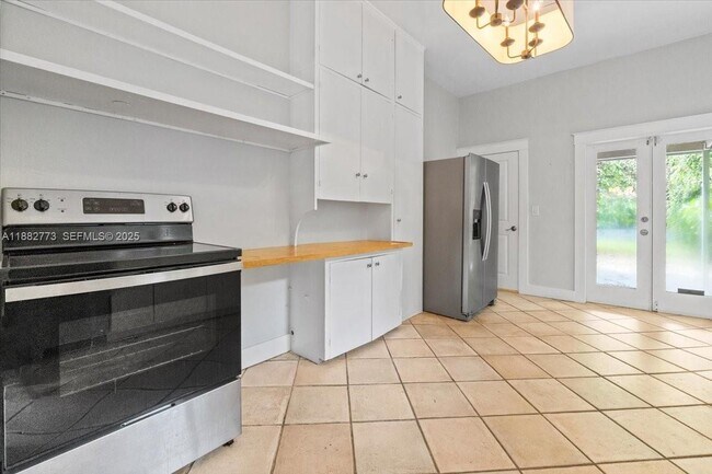 Building Photo - 34 SW 18th Rd