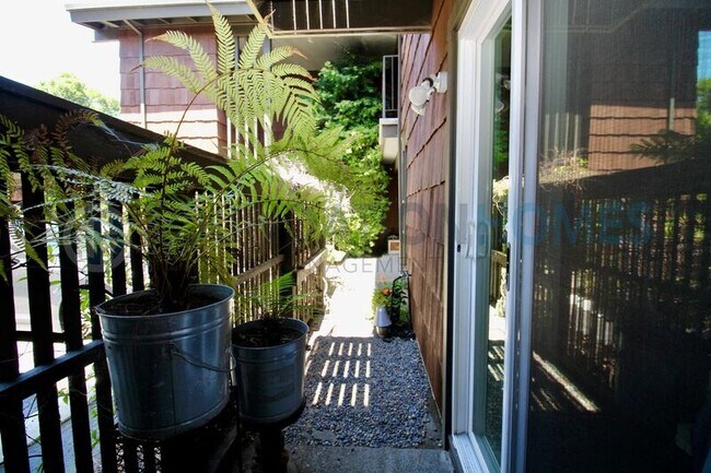 Building Photo - 707 S Eliseo Dr